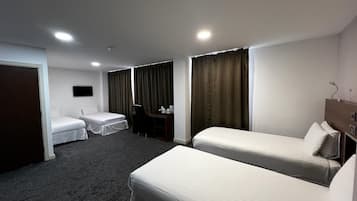 标准四人房 | 办公桌、熨斗/熨衣板、免费 WiFi、床单