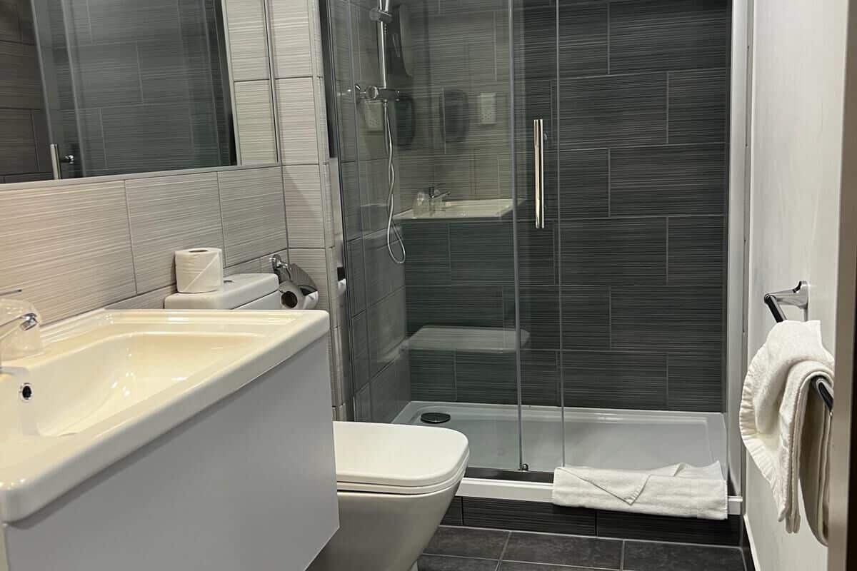 standard twin room | bathroom | shower, free toiletries, towels