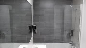 Ducha, artículos de tocador gratuitos, toallas