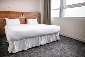 Habitación clásica doble, 1 cama de matrimonio grande | Escritorio, tabla de planchar con plancha, wifi gratis y ropa de cama