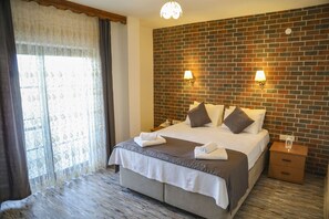 Desk, iron/ironing board, rollaway beds, free WiFi - Aksu Otel Alacati (Cesme)