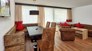 Căn hộ dành cho gia đình, 3 phòng ngủ | Phòng khách | TV màn hình phẳng