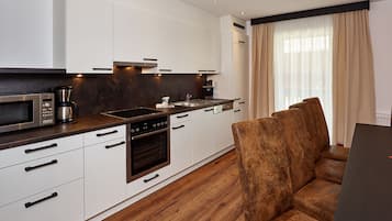 Family Apartment, 4 Bedrooms | Private kitchen | Fridge, microwave, oven, stovetop
