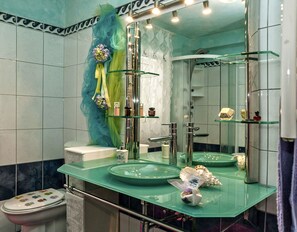 Deluxe Apartment, Terrace, Sea View | Bathroom | Free toiletries, towels