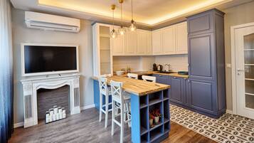 City Apartment, 2 Bedrooms, City View | Interior