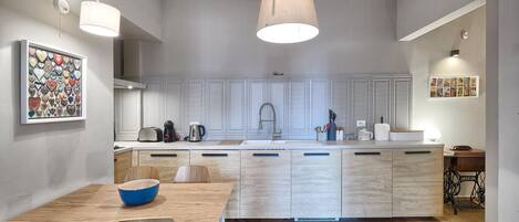 Full-size fridge, oven, stovetop, dishwasher