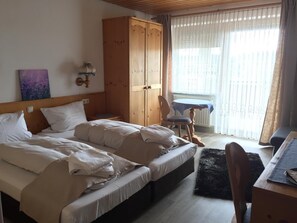 Desk, free WiFi, bed sheets - Alte Rose Gasthaus Hotel (Ebelsbach)