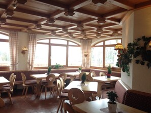 Breakfast and dinner served, local and international cuisine - Alte Rose Gasthaus Hotel (Ebelsbach)