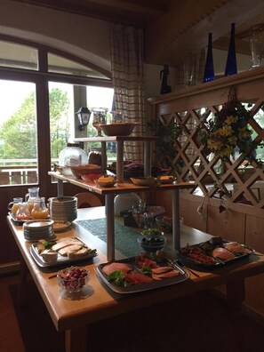 Buffet déjeuner gratuit tous les jours