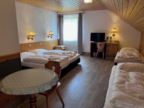 Chambre quadruple classique | 1 chambre, bureau, accĂšs au Wi-Fi (inclus), literie fournie