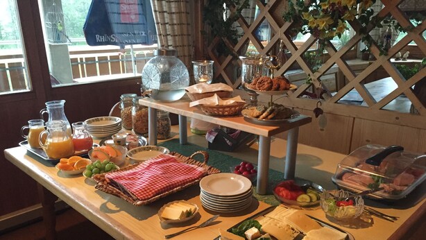 A buffet table with various food items, including fruits, cheeses, and a variety of dishes. - Alte Rose Gasthaus Hotel (Ebelsbach)