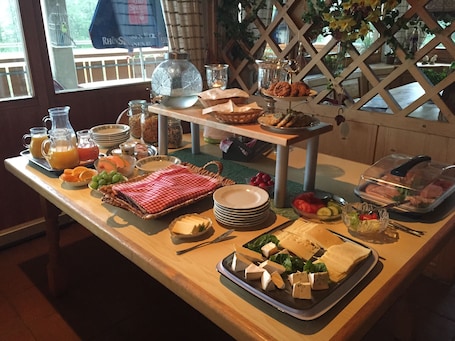 Buffet. Alte Rose Gasthaus Hotel