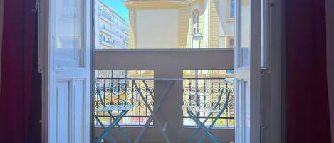 Chambre Familiale, 1 grand lit, vue ville | Vue depuis le balcon