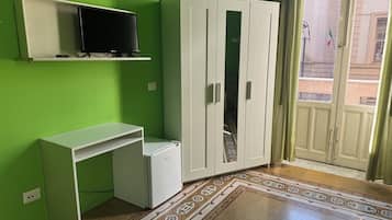 Standaard driepersoonskamer, 1 queensize bed, uitzicht op stad | Kameruitzicht