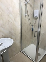 Chuveiro, produtos de toalete grátis, secador de cabelo