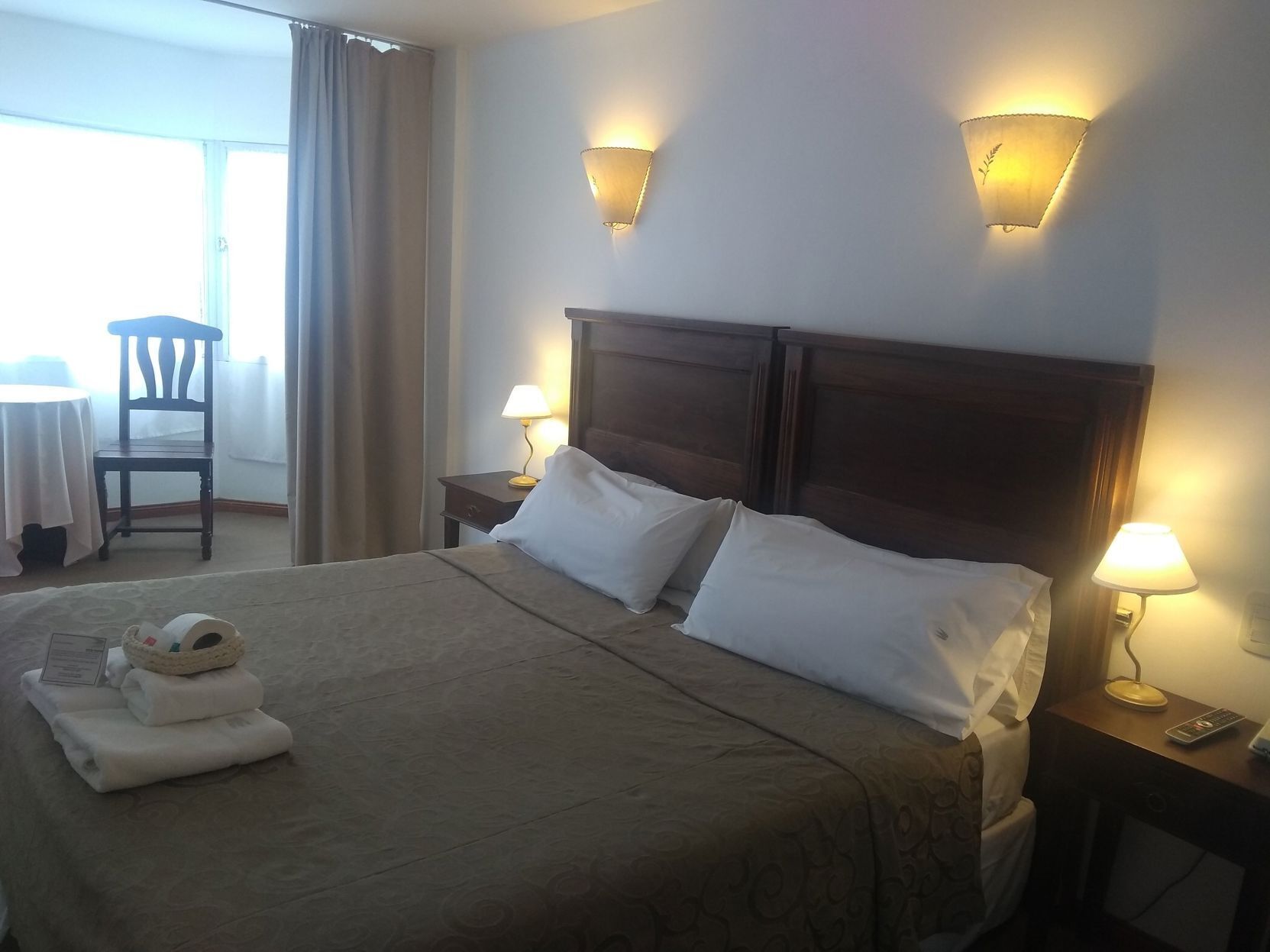 Zimmersafe, Verdunkelungsvorhänge, kostenloses WLAN, Bettwäsche