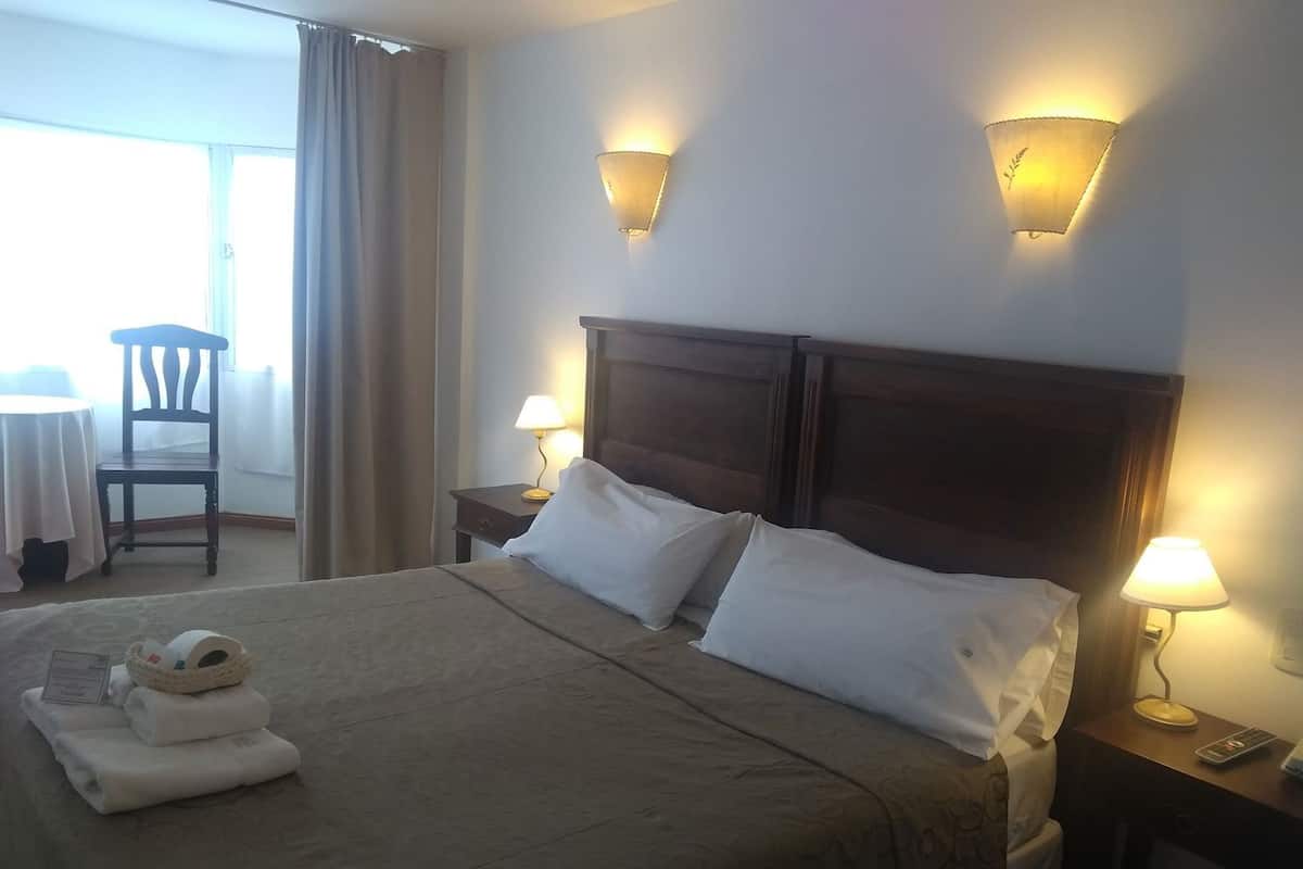 Zimmersafe, Verdunkelungsvorhänge, kostenloses WLAN, Bettwäsche