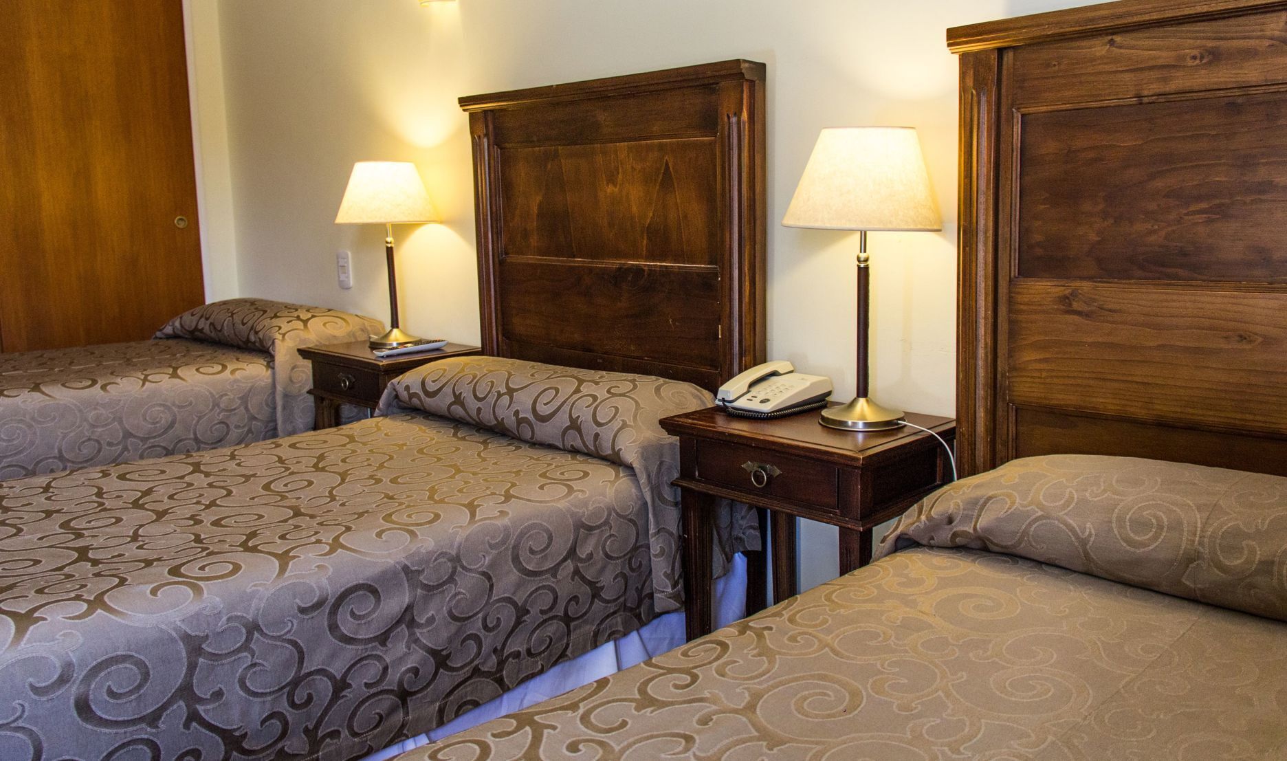 Zimmersafe, Verdunkelungsvorhänge, kostenloses WLAN, Bettwäsche