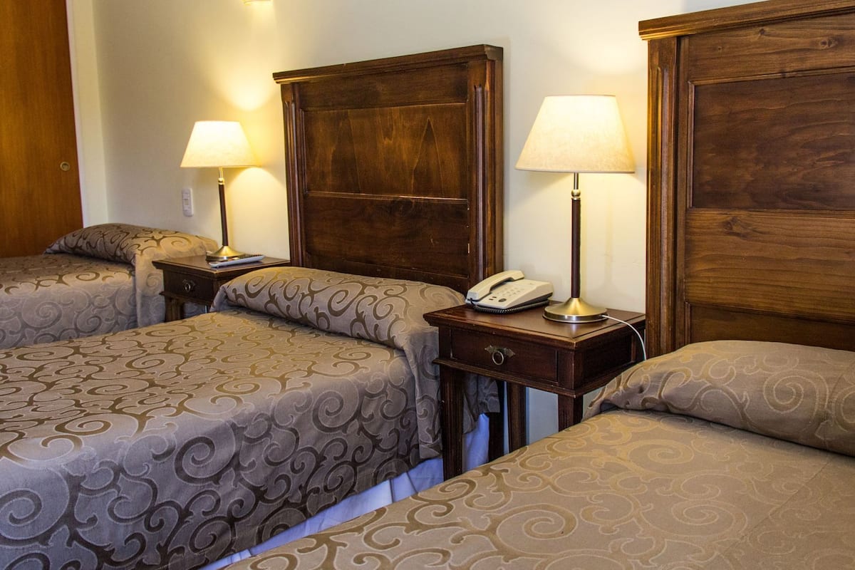 Zimmersafe, Verdunkelungsvorhänge, kostenloses WLAN, Bettwäsche