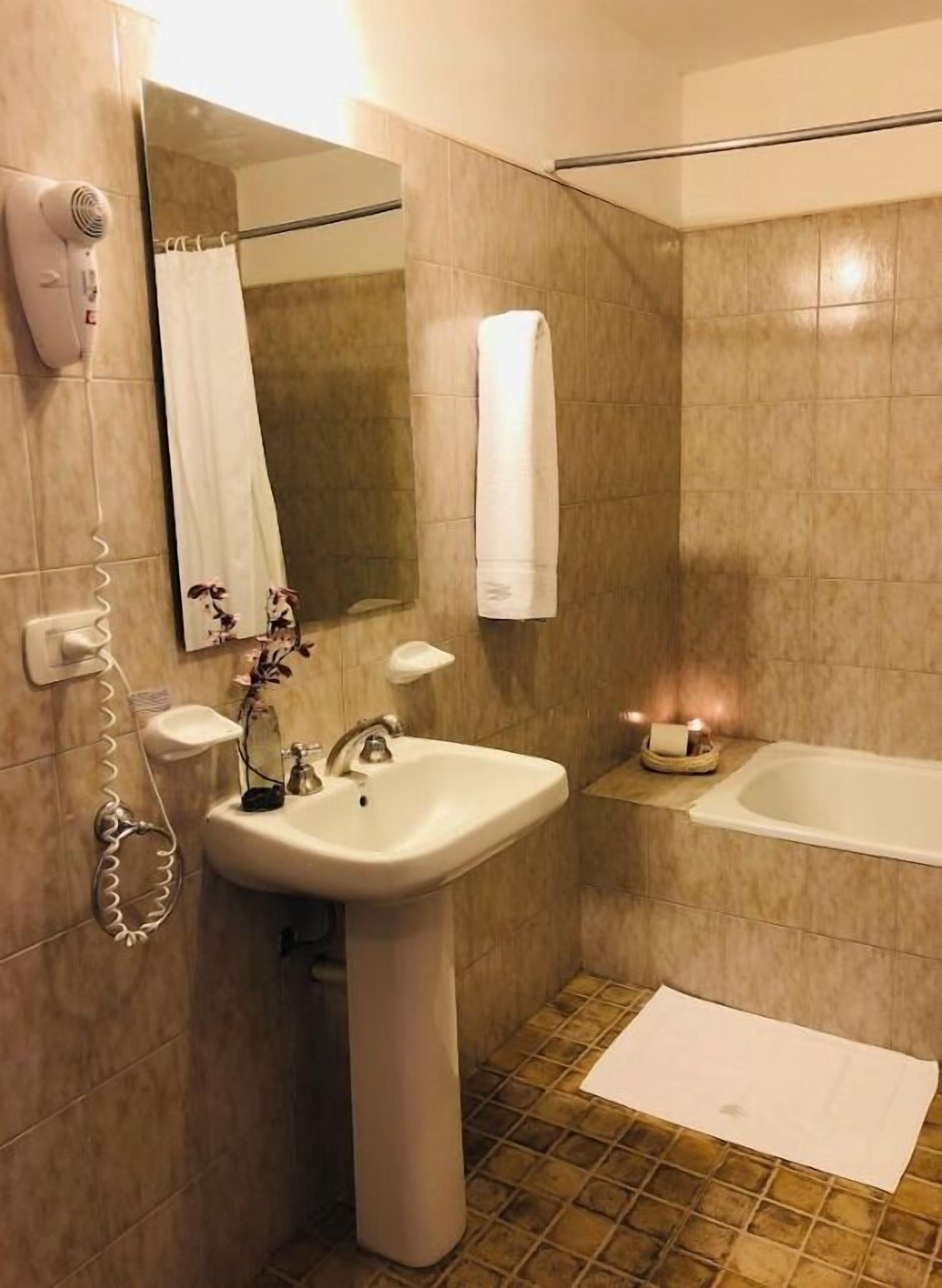 Ducha y bañera combinadas y artículos de higiene personal gratuitos