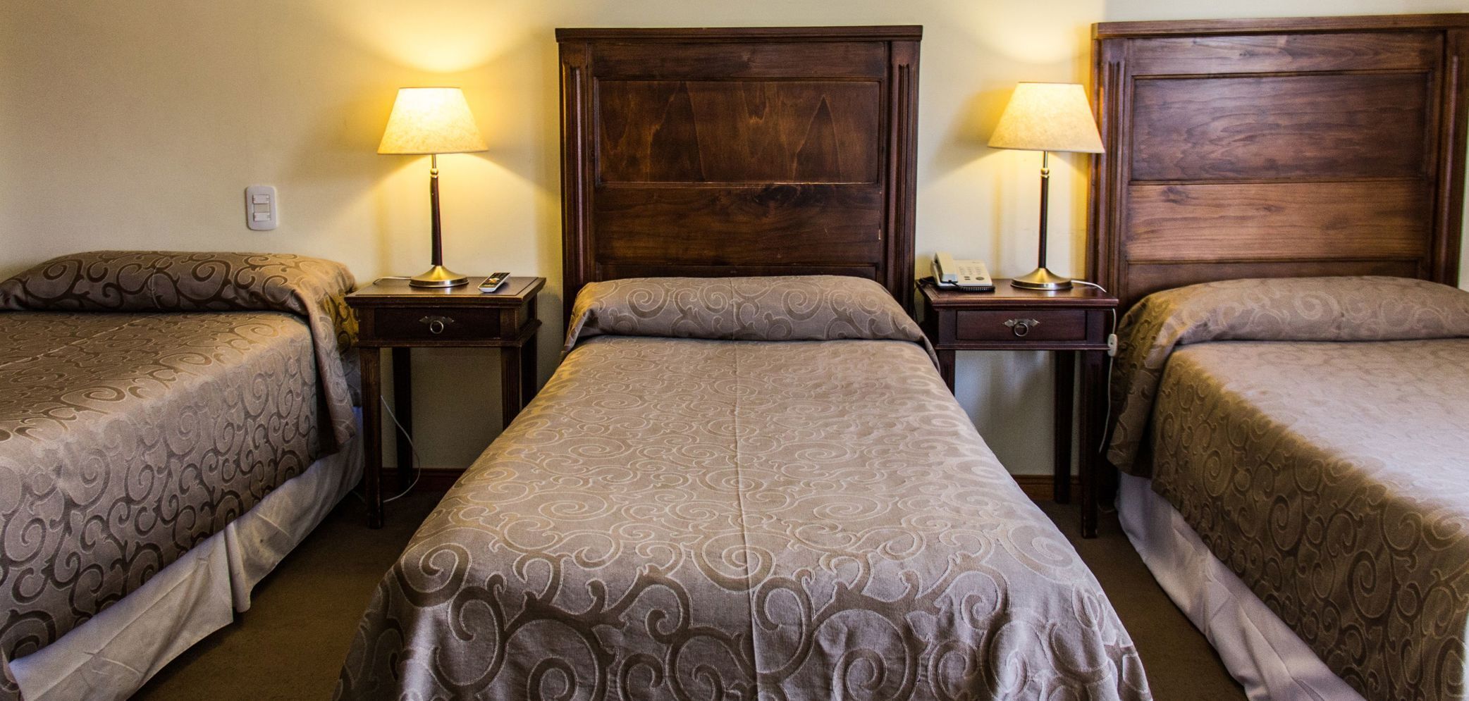 Zimmersafe, Verdunkelungsvorhänge, kostenloses WLAN, Bettwäsche