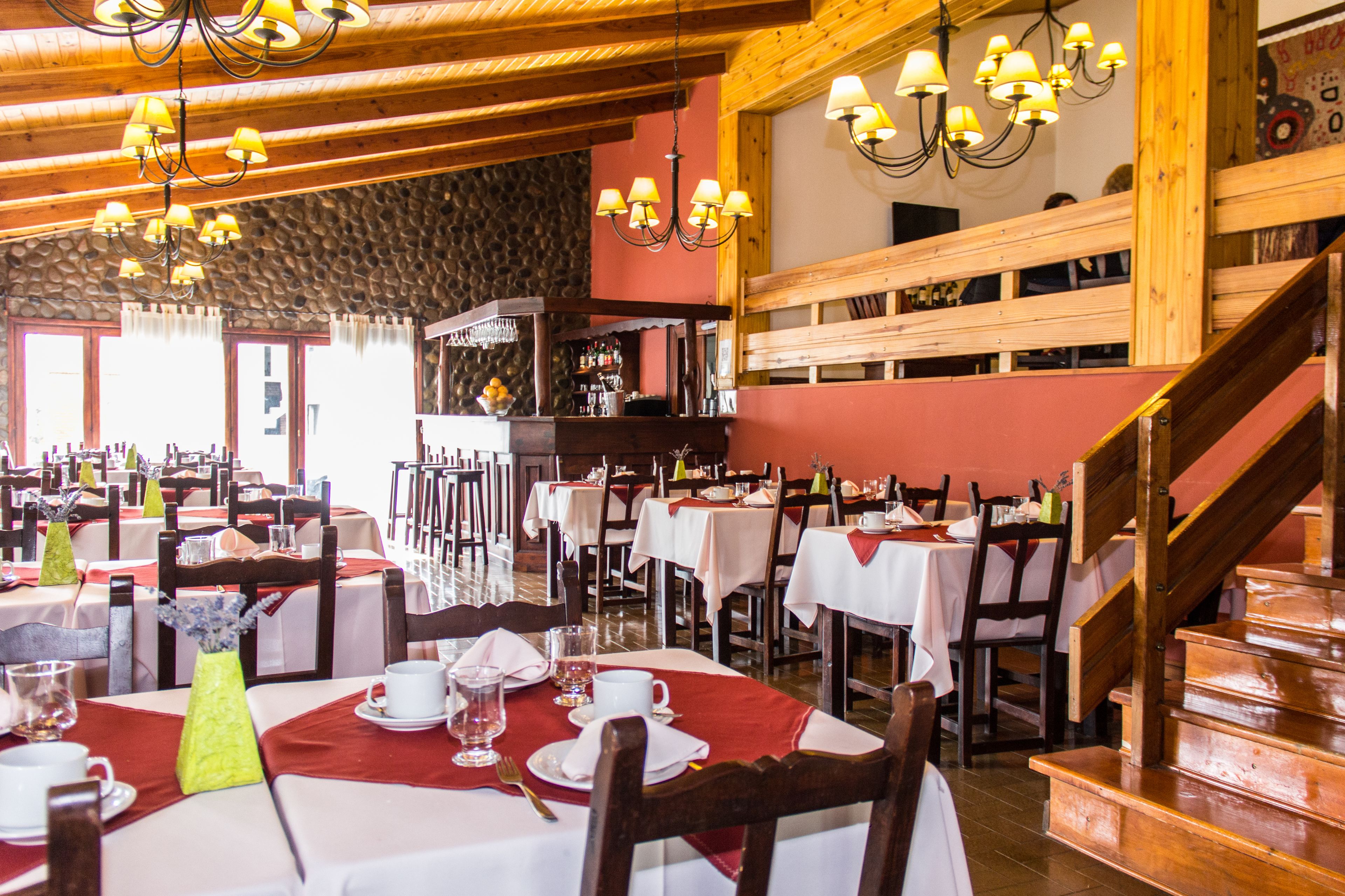 Se sirven desayunos, almuerzos y cenas; cocina regional