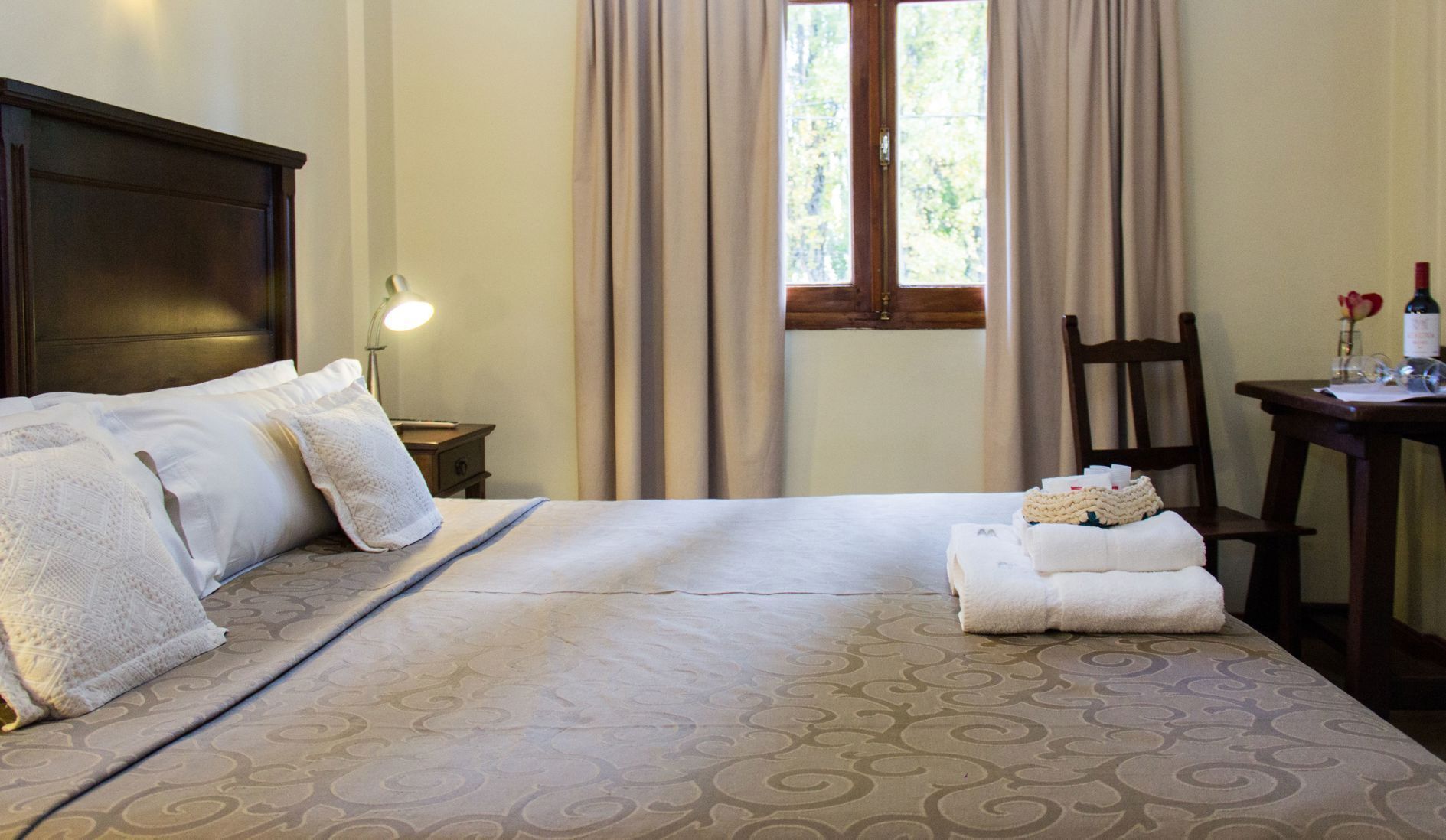 Zimmersafe, Verdunkelungsvorhänge, kostenloses WLAN, Bettwäsche