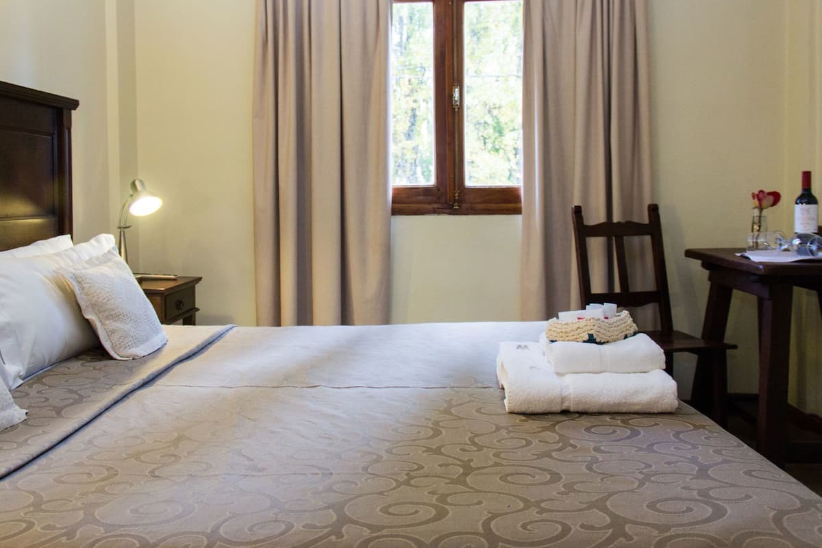 Zimmersafe, Verdunkelungsvorhänge, kostenloses WLAN, Bettwäsche