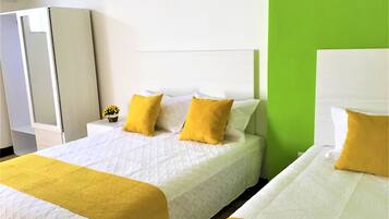 Quarto triplo standard, 1 quarto, banheiro privativo | Roupas de cama premium, ferros/tábuas de passar roupa, Wi-Fi de cortesia