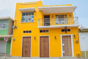 Vista frontal de la propiedad