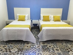 Ropa de cama de alta calidad y tabla de planchar con plancha