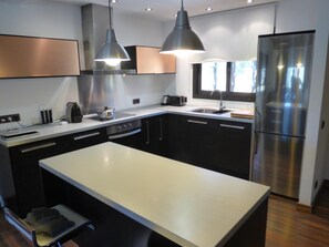 Fridge, microwave, oven, dishwasher - Villa Aguacate by Costabravaway (calonge)