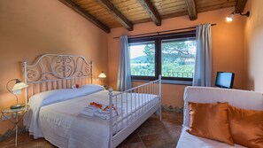 1 chambre, fer et planche à repasser, lit de bébé portatif