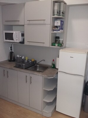 Grand réfrigérateur, micro-ondes