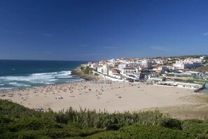 Un pueblo costero con playa, edificios y cielo despejado.