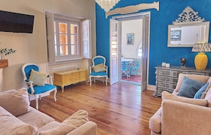 Smart TV, ping pong, books, stereo