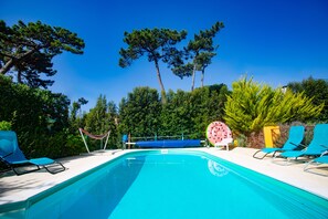 Utendørsbasseng og et oppvarmet basseng