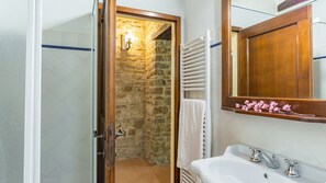 Doccia, asciugacapelli, bidet, asciugamani