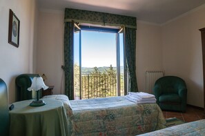 6 bedrooms, iron/ironing board, travel cot, free WiFi