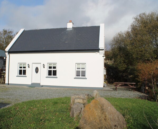 Exterior - Traditional Irish Cottage In The Heart Of Connemara with WI-FI (County Galway)