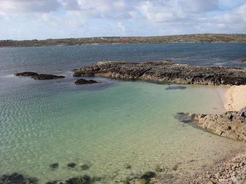 Traditional Irish Cottage In The Heart Of Connemara with WI-FI