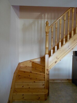 Una scala in legno con ringhiera e gradini in legno.