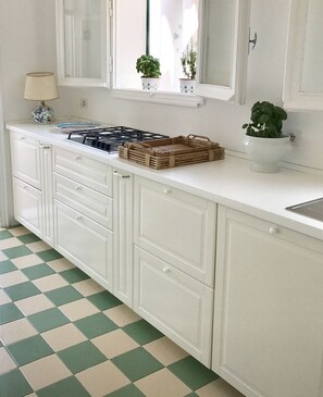 Fridge, microwave, oven, stovetop