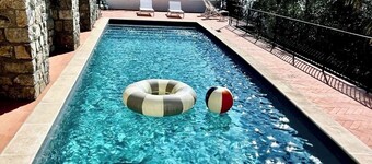 Beautiful panoramic villa in a private park with descent to the sea