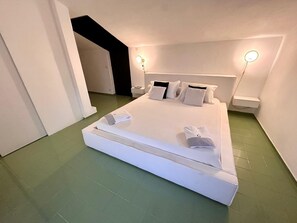 6 室のベッドルーム、デスク、アイロン / アイロン台、旅行用ベビーベッド