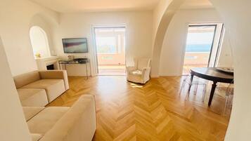 Smart-TV, Kamin, Videospiele, DVD-Player