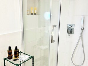 Ducha, artículos de higiene personal ecológicos, secador de pelo y bidé