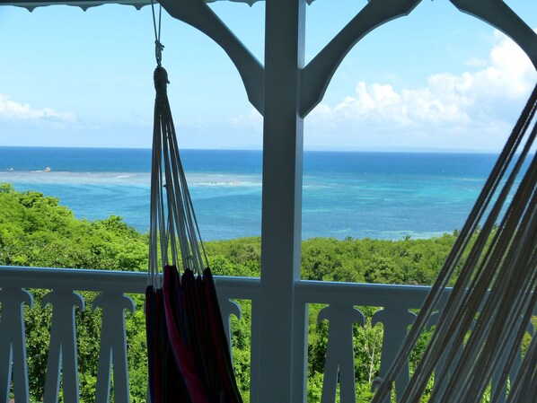 A balcony with a view of the ocean and a hammock. - Villas with magnificent sea view, price for 3 days, for + discounts made (Le Gosier)
