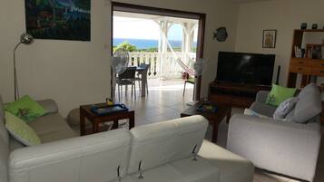 Una Smart TV, un reproductor de DVD, un reproductor estéreo, una oficina