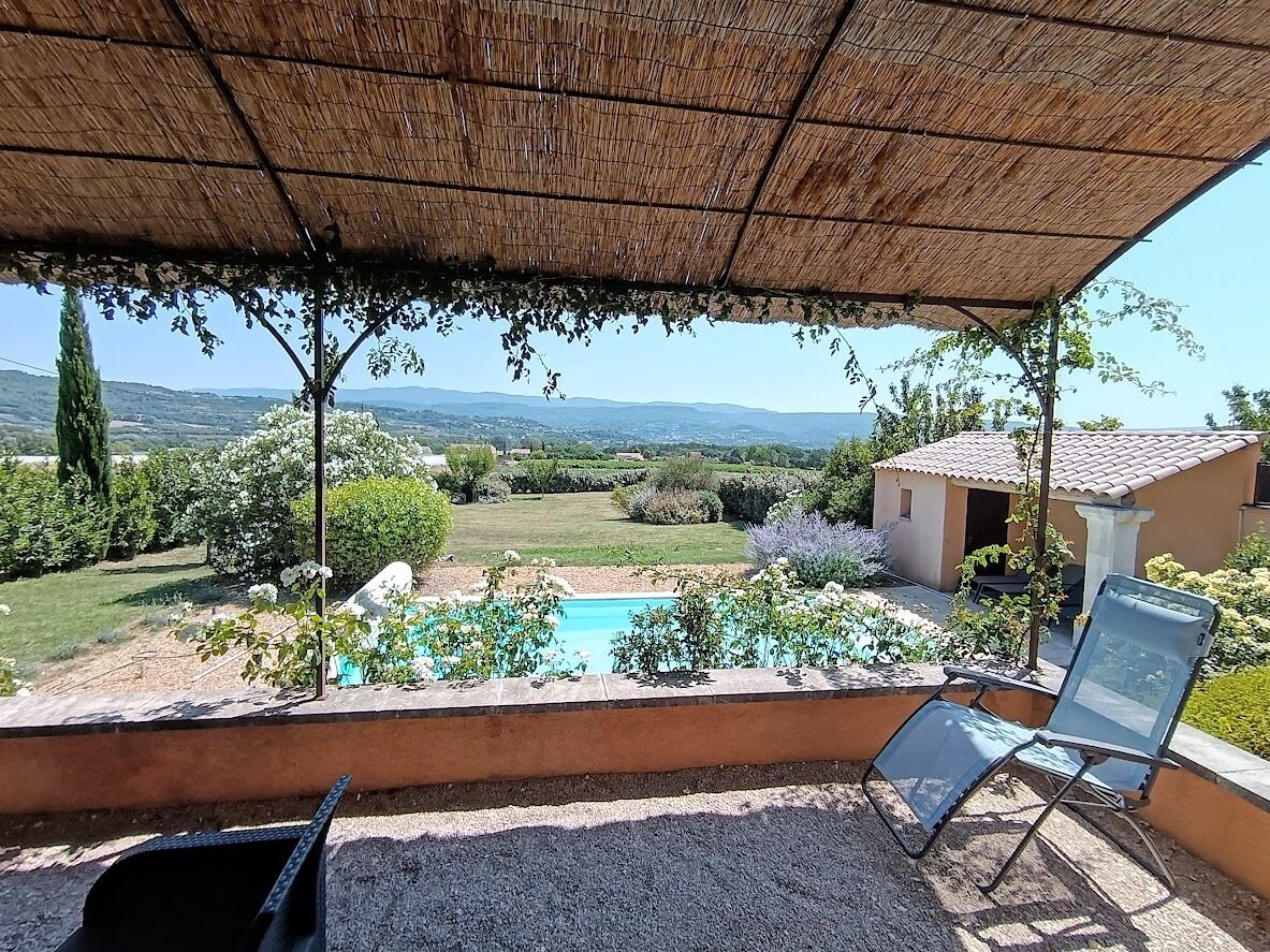Vue de la terrasse avec pergola devant le séjour
